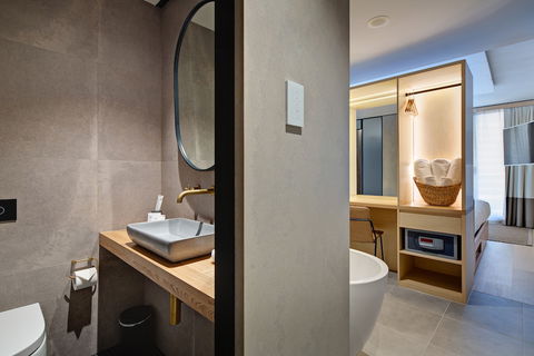 Zara Tower Hotel - Tourism Townsville 0