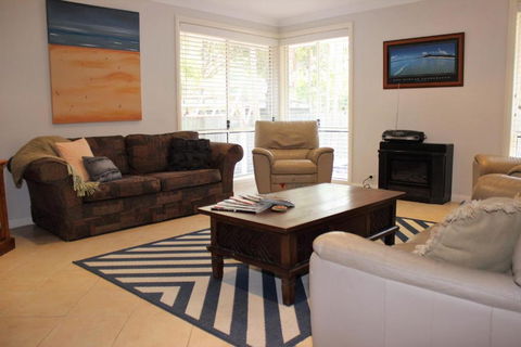 FRANGIPANI BEACH HOUSE PET FRIENDLY 22 Belbourie Cres Boomerang Beach - Tourism Townsville 4