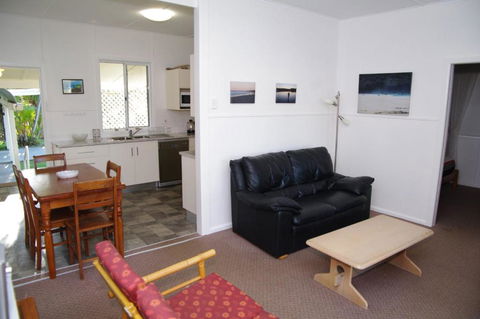 Fleur Cottage 7 Willow Street - Tourism Townsville 3