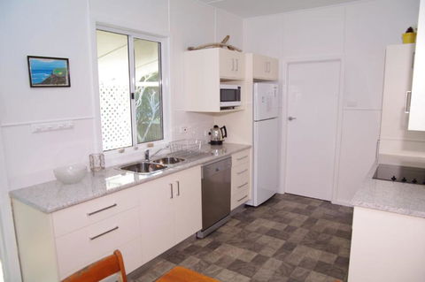 Fleur Cottage 7 Willow Street - Tourism Townsville 6