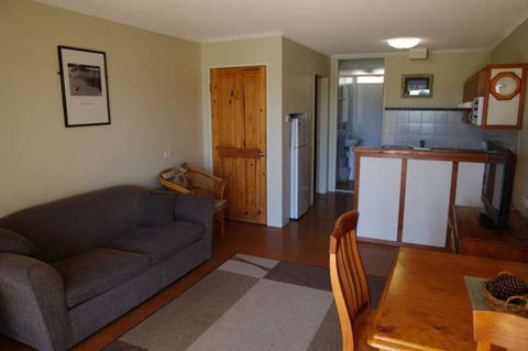 Beachfront 2 25 Willow Street - Tourism Townsville 5