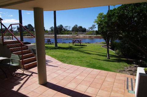 Beachfront 2 25 Willow Street - Tourism Townsville 6