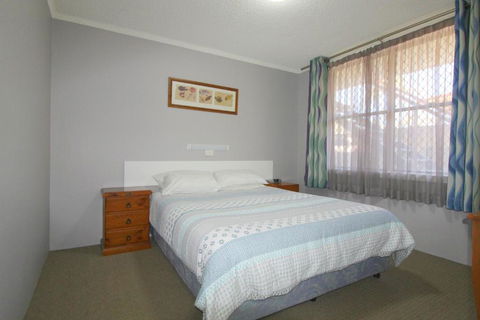 Beachfront 2 25 Willow Street - Tourism Townsville 4