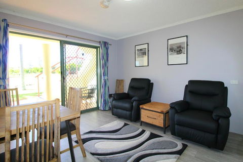 Beachfront 2 25 Willow Street - Tourism Townsville 3