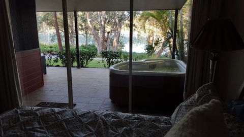 Lake Russell Lakeside Retreat - Tourism Townsville 1