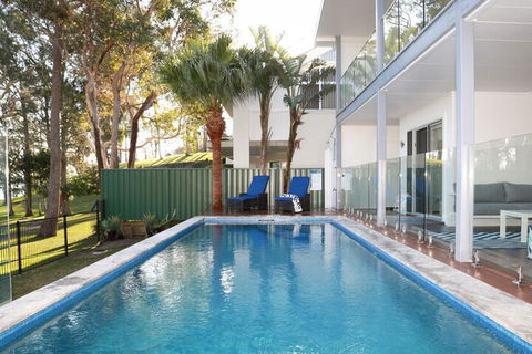 Hamptons Coastline Retreat Waterfront With A Heated Pool - Tourism Townsville 1