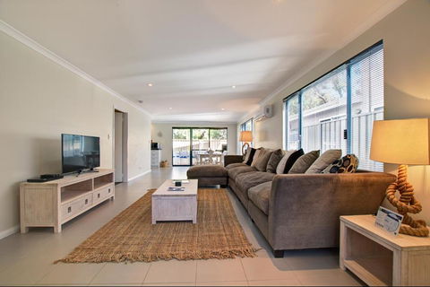 A Little Luxury In Town - Tourism Townsville 4