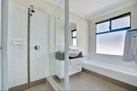 A Little Luxury In Town - Tourism Townsville 6