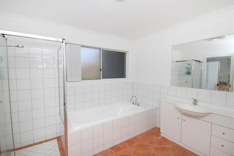 FANTASTIC HOLIDAY UNIT In A PERFECT LOCATION - Tourism Townsville 3