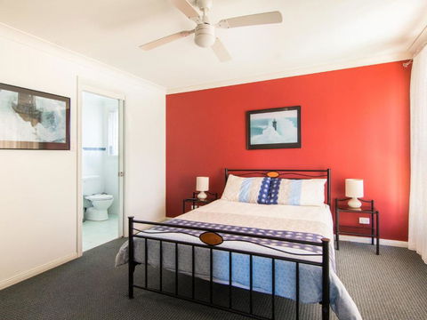 1 / 54 Parkes Airconditioned - Tourism Townsville 2