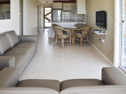 Fairholme 5 Opposite Lake - Tourism Townsville 4