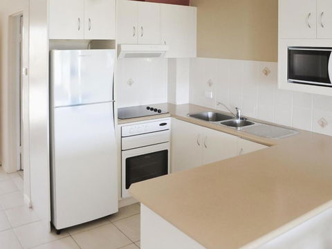 Fairholme 5 Opposite Lake - Tourism Townsville 5