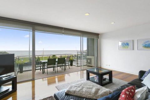 LOUTTIT BAY APARTMENT 1 Free Wifi Ocean Views & The Ultimate Location - Tourism Townsville 0