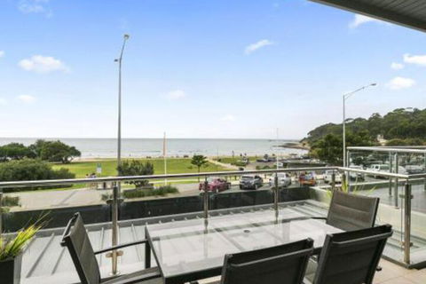 LOUTTIT BAY APARTMENT 1 Free Wifi Ocean Views & The Ultimate Location - Tourism Townsville 5
