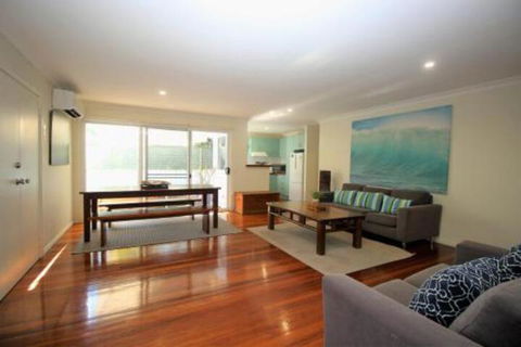 MAGIC BEACH HOUSE PET FRIENDLY - Tourism Townsville 5