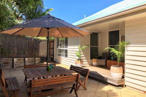 MAGIC BEACH HOUSE PET FRIENDLY - Tourism Townsville 0
