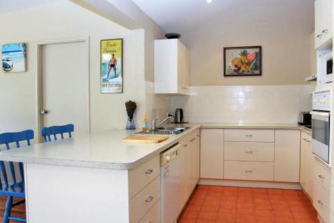 BEACHSIDE VILLA 2 - Tourism Townsville 2