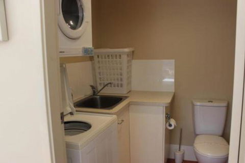 BEACHSIDE VILLA 2 - Tourism Townsville 7