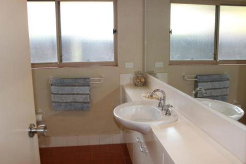BEACHSIDE VILLA 2 - Tourism Townsville 5