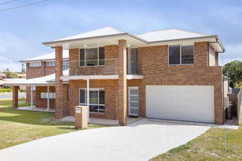 5B BENT STREET LARGE HOUSE WITH DUCTED AIR CON WIFI & FOXTEL - Tourism Townsville 0