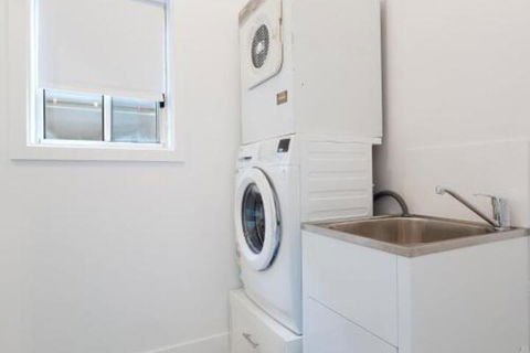 5B BENT STREET LARGE HOUSE WITH DUCTED AIR CON WIFI & FOXTEL - Tourism Townsville 3