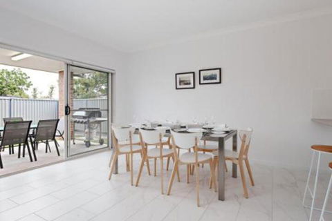 5B BENT STREET LARGE HOUSE WITH DUCTED AIR CON WIFI & FOXTEL - Tourism Townsville 7