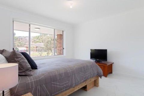 5B BENT STREET LARGE HOUSE WITH DUCTED AIR CON WIFI & FOXTEL - Tourism Townsville 4