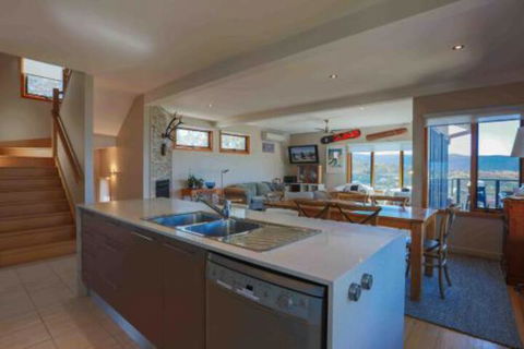 Snowy Mountains Townhouse - Tourism Townsville 2