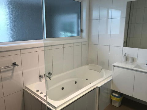 BEACHPOINT COTTAGE - Tourism Townsville 1