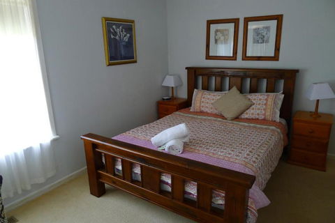 BEACHPOINT COTTAGE - Tourism Townsville 4