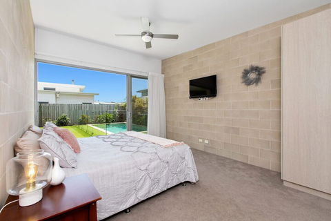 BEACHSIDE HAVEN - Tourism Townsville 4