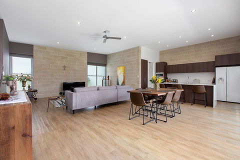BEACHSIDE HAVEN - Tourism Townsville 3