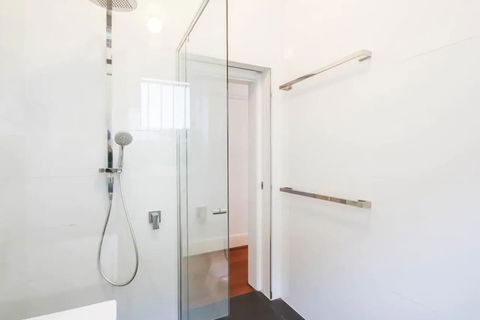 Quiet 1 Bedroom Apartment 5 Minutes From CBD - Tourism Townsville 3