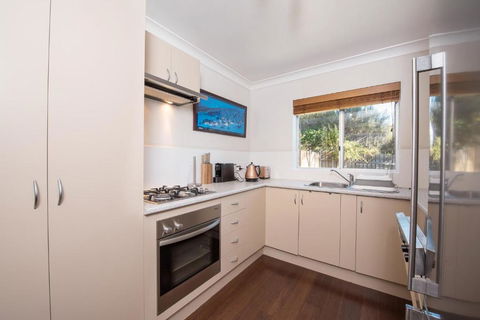 Erulisse Spacious Townhouse With Magical Lake Views - Tourism Townsville 5