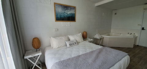 Beach Holiday Apartments Motel - Tourism Townsville 6