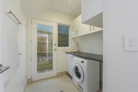 Stratton Summit 4 Modern Sophisticated Style With Lake & Mountain Views - Tourism Townsville 6