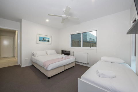 Stratton Summit 4 Modern Sophisticated Style With Lake & Mountain Views - Tourism Townsville 4