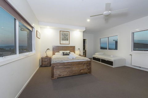 Stratton Summit 4 Modern Sophisticated Style With Lake & Mountain Views - Tourism Townsville 3
