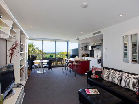 LORNE CHALET APARTMENT 10 Ask About Midweek Deals - Tourism Townsville 1