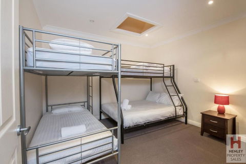 Maison Noir 2 Well Appointed Modern Accommodation With Mountain Views - Tourism Townsville 3