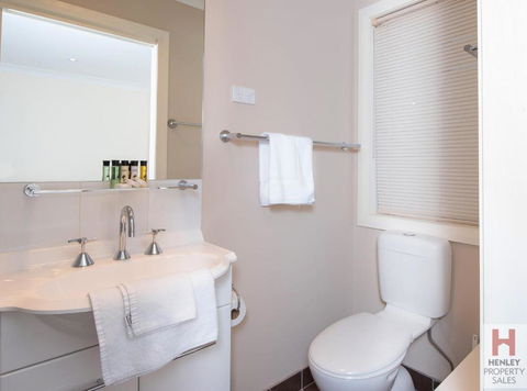 Maison Noir 2 Well Appointed Modern Accommodation With Mountain Views - Tourism Townsville 5