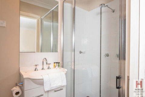 Maison Noir 2 Well Appointed Modern Accommodation With Mountain Views - Tourism Townsville 2