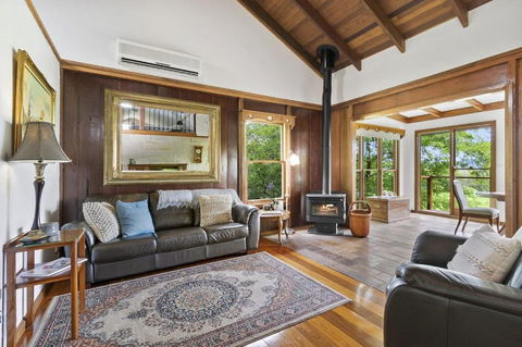CHRISTOPHERS COTTAGE - Tourism Townsville 4