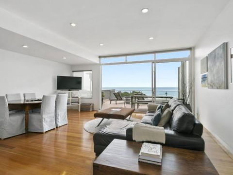 LOUTTIT BAY APARTMENT 2 Main Street With Wifi & Views - Tourism Townsville 3
