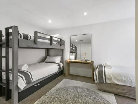 LOUTTIT BAY APARTMENT 2 Main Street With Wifi & Views - Tourism Townsville 5