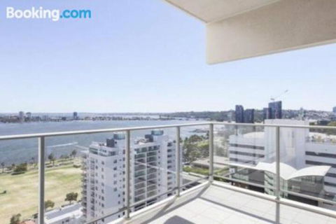 SKY GARDENS SUNSET RIVER VIEW NETFLIX WINE PARKING - Tourism Townsville 1