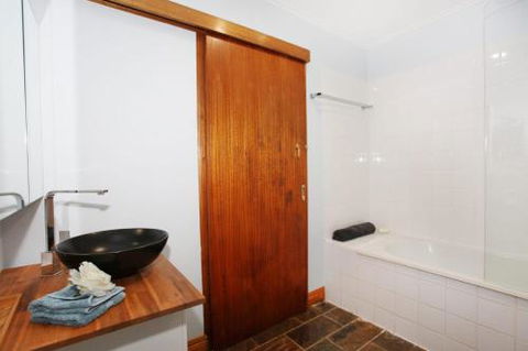 BEACH SHOPS & FABULOUS VACATION HOME! - Tourism Townsville 0