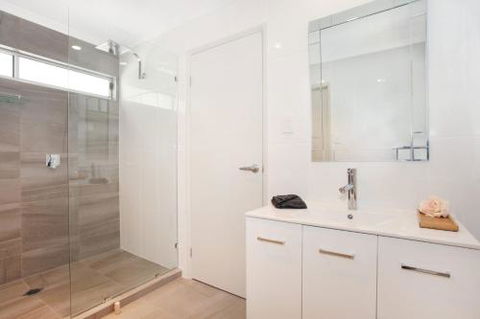BEACH SHOPS & FABULOUS VACATION HOME! - Tourism Townsville 3