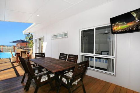 BEACH SHOPS & FABULOUS VACATION HOME! - Tourism Townsville 1