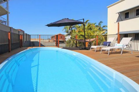 BEACH SHOPS & FABULOUS VACATION HOME! - Tourism Townsville 6